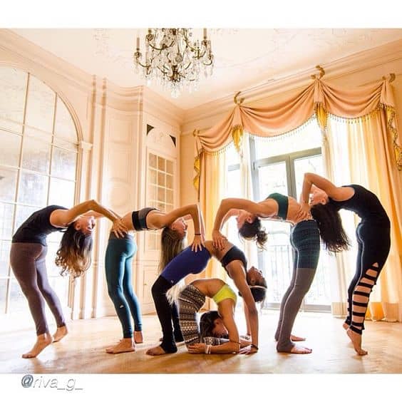 Lưu Ngay Những Tư Thế Sống Ảo Đẹp Cùng Yoga Với Hội Bạn Thân 12