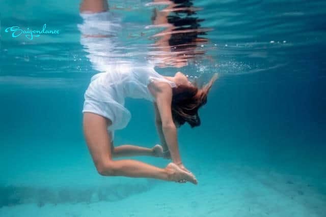 Aqua Yoga (Yoga Dưới Nước): Đặc Điểm, Lợi Ích và Lưu Ý Khi Tập 11