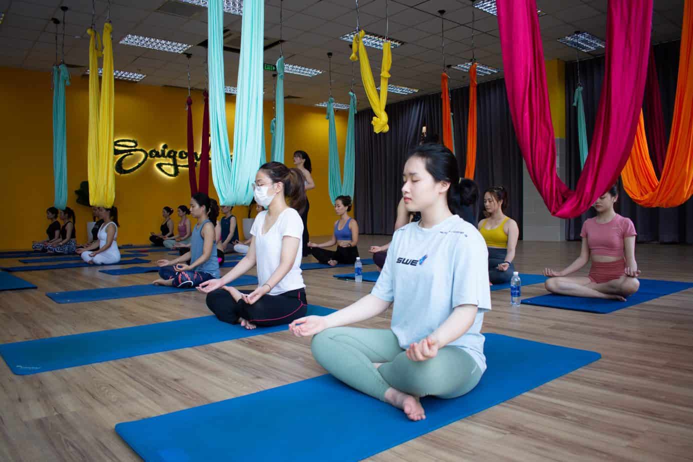 Lớp học yoga bay