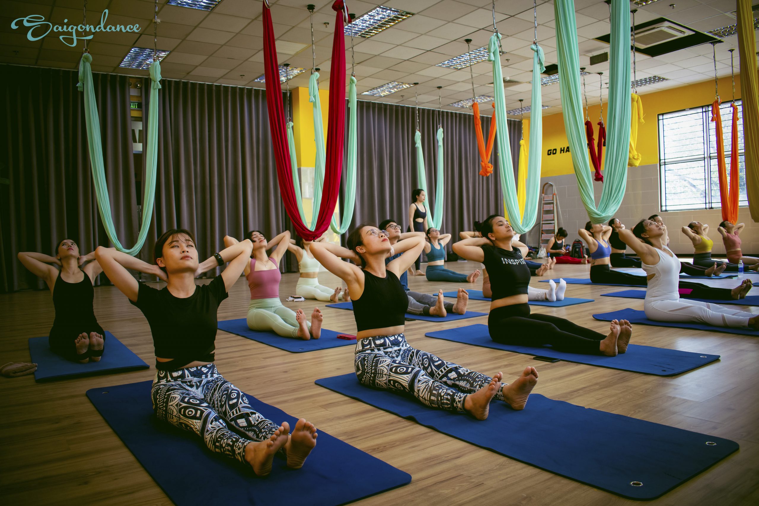 Lớp học yoga bay tại Saigon Dance